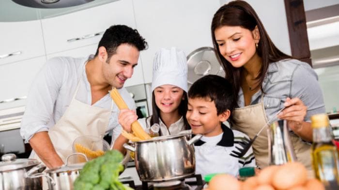 Ilustrasi memasak bersama keluarga. (Shutterstock)