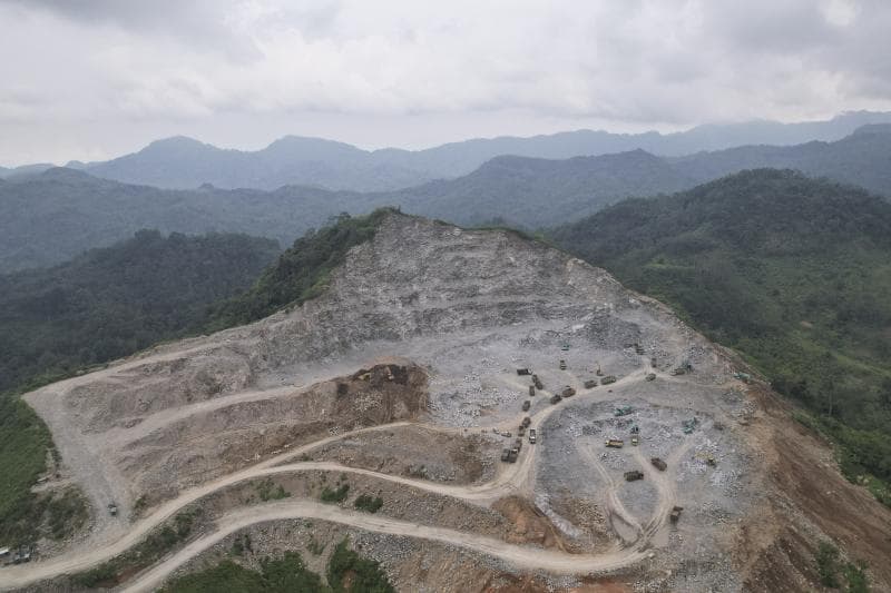 Pembangunan Bendungan Leuwikeris di Gunung Pangajar, Kabupaten Tasikmalaya, Jawa Barat, Kamis (7/3/2024). (Antara Foto/Adeng Bustomi/YU)